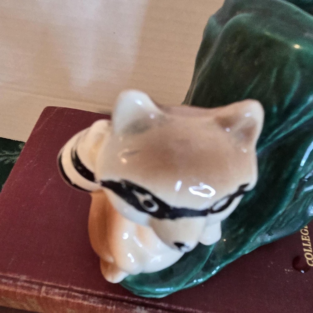 Vintage Bandit-Look Raccoon Planter, pottery, green tree stump Unique - Picture 10 of 11